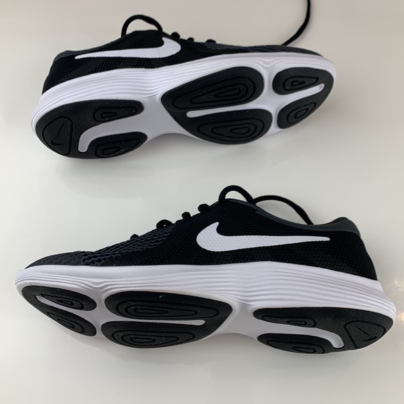 NWT! Nike  Revolution 4 (WIDE) GS 6 Youth - Picture 8 of 11